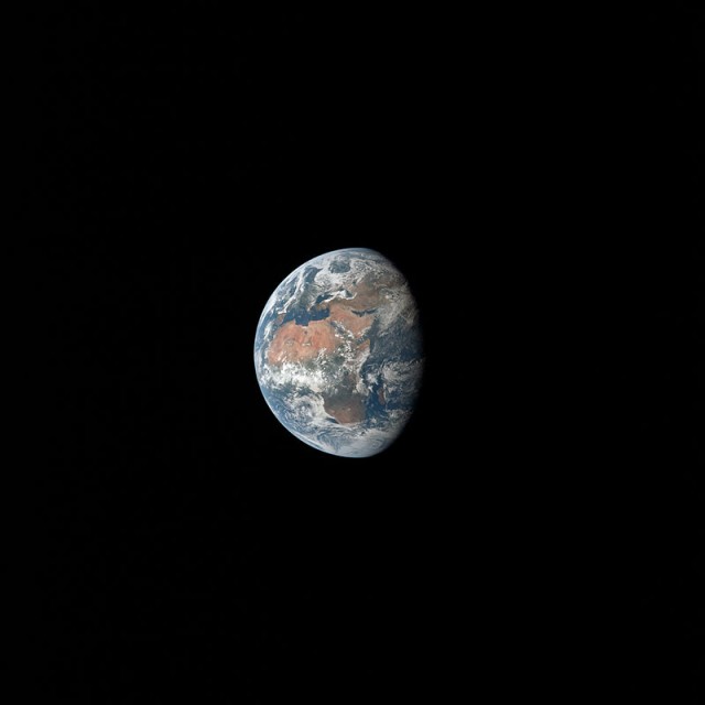 Корабль NASA Orion сделал первый снимок Земли во время полета к Луне на скорости более 8000 км/ч