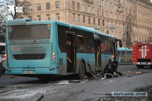 Автобус снёс остановку с людьми в Санкт-Петербурге
