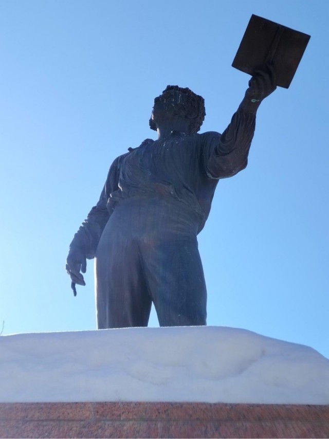 Памятник Пушкину в Костанае лишился своей самой выдающейся части - пера!