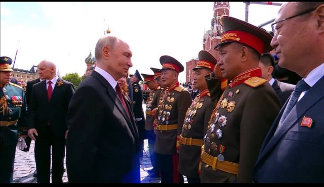Тем временем некие энтузиасты индентифировали северокорейских генералов, присутствовавших на параде Победы в Москве