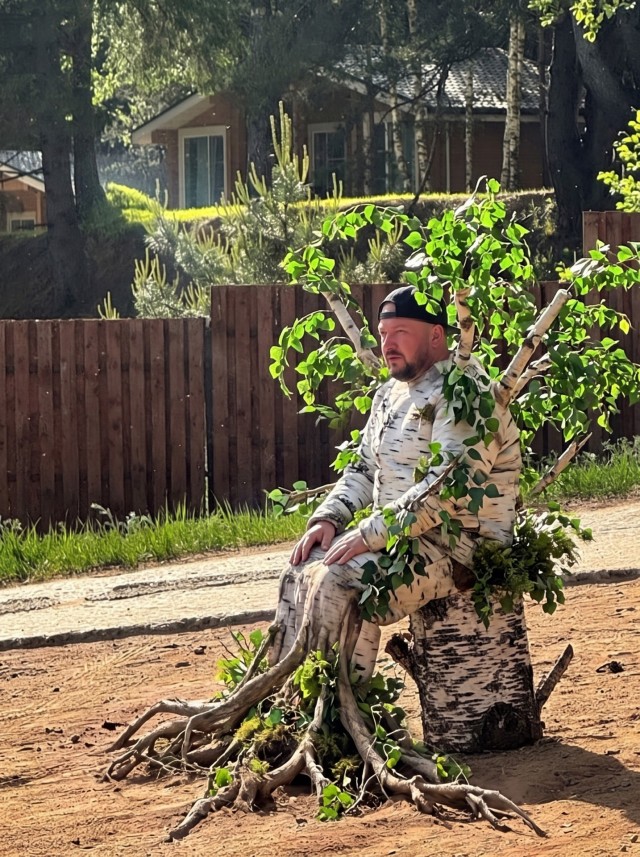 Сел на пенёк - но косарь вроде не должен...