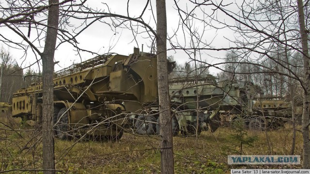 Вечный ремонт. Заброшенная военная техника.