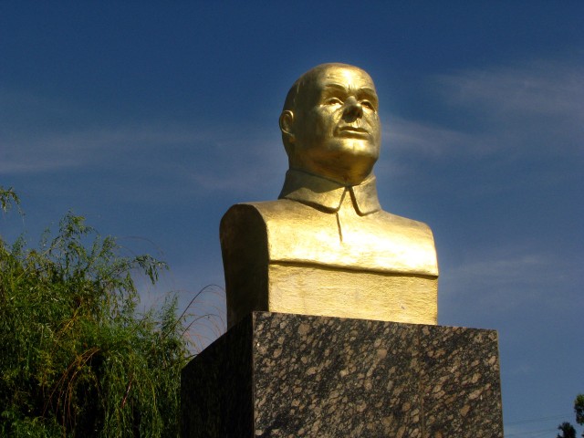 Курьезные памятники Украины