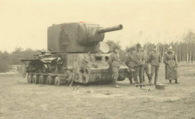 «Тяжелый штурмовой танк КВ-2»