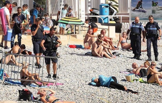 Полицейские на пляже в Ницце заставили мусульманку снять буркини
