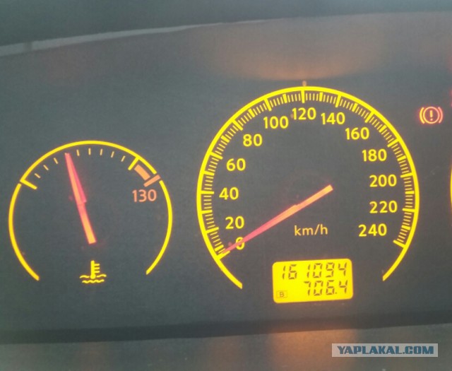 Продам Nissan Primera 1.8 золотого цвета