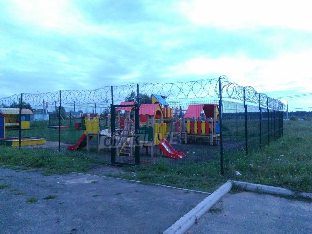 В Омске появилась детская площадка «строгого режима»