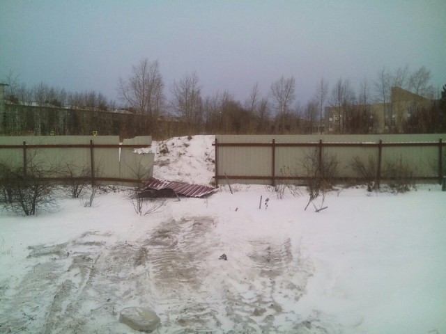 В Северодвинске хозяин участка, проснувшись 1 января, обнаружил у себя во дворе чей-то вездеход