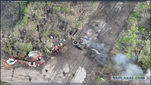 Солдаты ВСУ пытаются подбить одинокий российский танк.