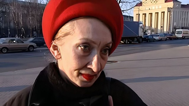Женщина украла цветы и игрушки cо стихийного мемориала жертвам теракта в Санкт-Петербурге