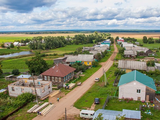 Зато погудел