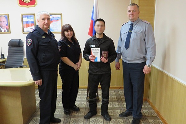 В Самарской области 20 осужденным иностранцам торжественно вручили паспорта РФ