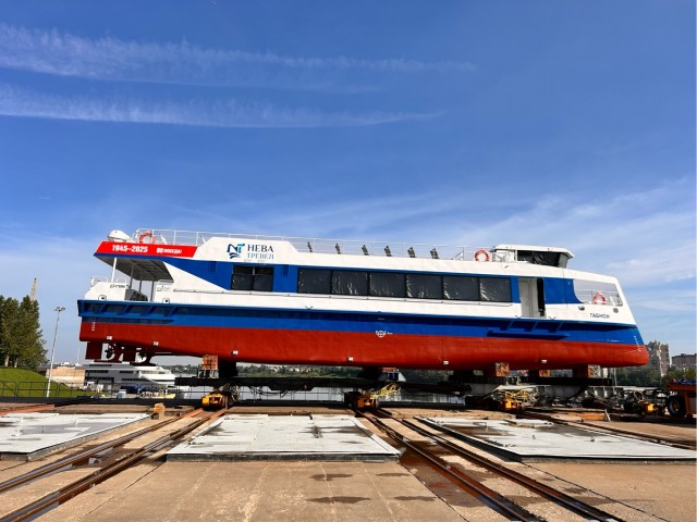 Спуск катамарана проекта «Соммерс»