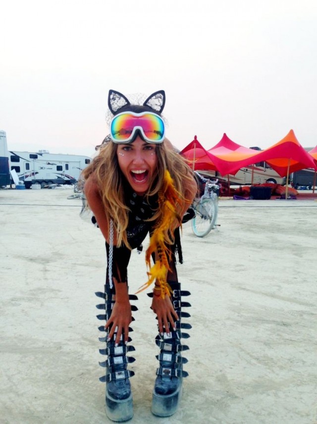 Burning Man — ежегодный фестиваль в пустыне Блэк-Рок (Невада, США), где на неделю создается временный город Блэк-Рок-Сити. Фестиваль основан на принципах радикального самовыражения, искусстве, экономике дарения (без денег) и правиле «не оставляй след