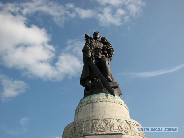 Солдат-освободитель, в Трептев парке.