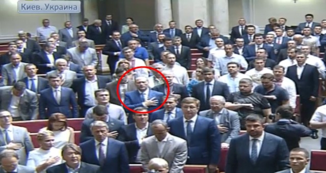 Митингующие в Киеве штурмуют здание Рады