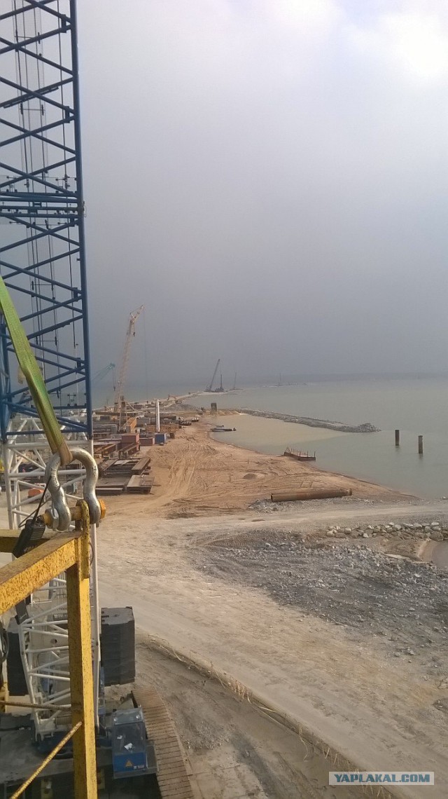 Керчане полюбили мост через пролив