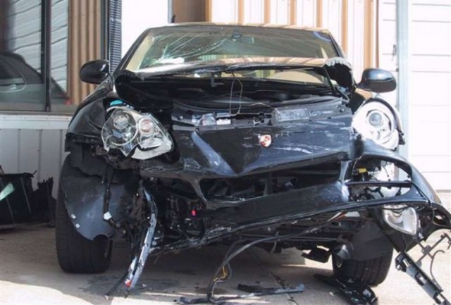 В Астане пьяный полицейский на Porsche Cayenne врезался в резиденцию Назарбаева