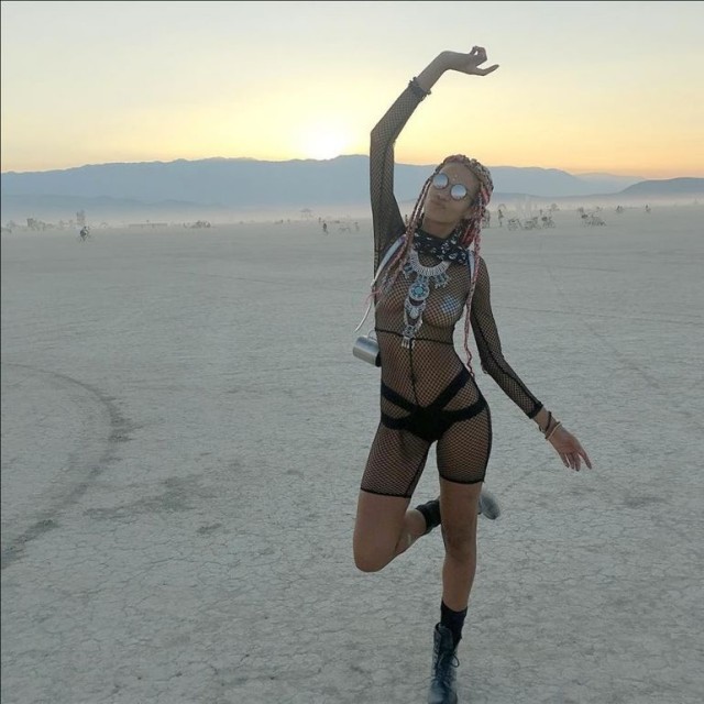 Девушки фестиваля Burning Man-2019