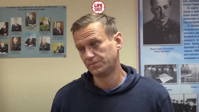 Суд над Навальным устроили прямо в отделе полиции. Адвоката уведомили об этом за несколько минут до заседания