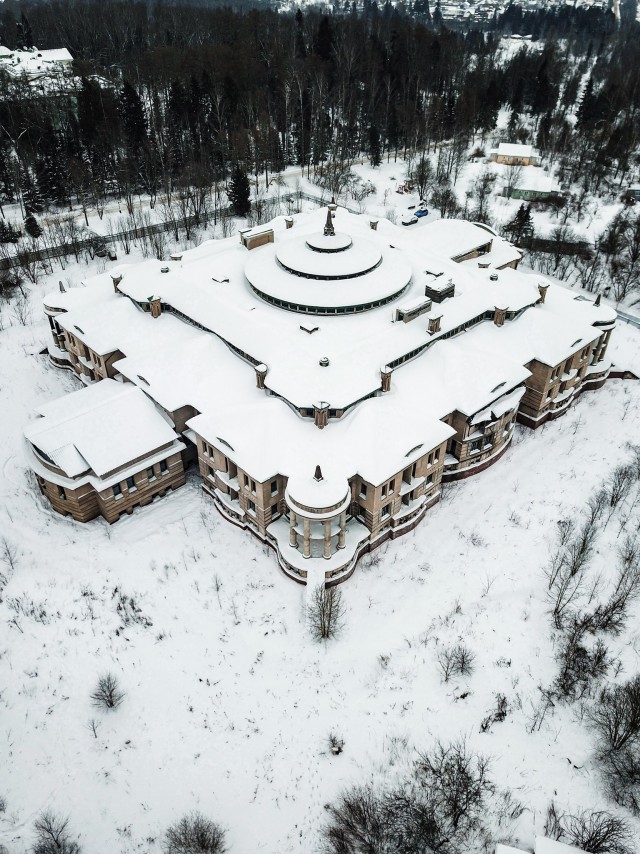 Брошенный дворец Газпрома