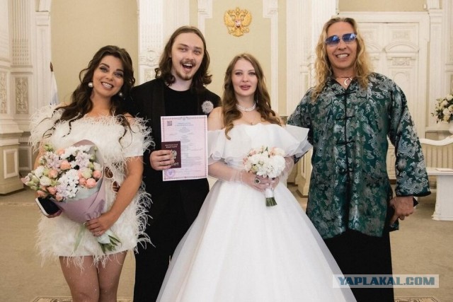 Королева женила сына на бывшей стриптизерше