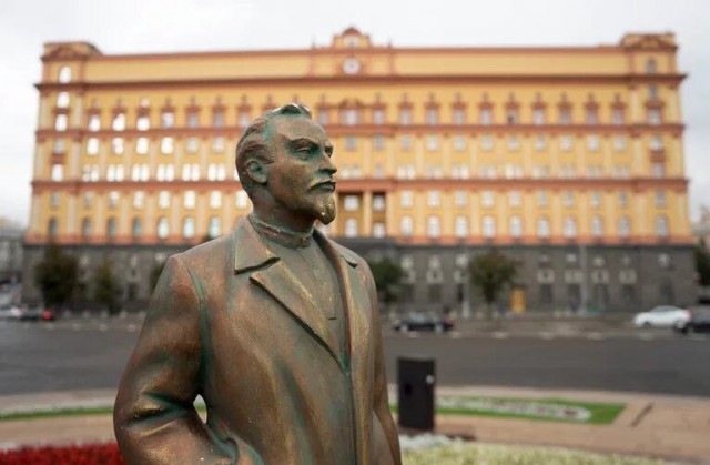 Вернуть Дзержинского на Лубянку предложил уже и  депутат Мосгордумы Николай Зубрилин.