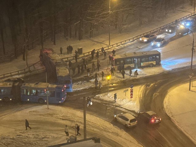 Два автобуса столкнулись на улице Грина в Северном Бутово.