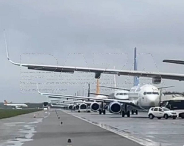 В Пулково скопилась очередь из нескольких десятков самолётов. Одна из основных причин — нехватка трапов