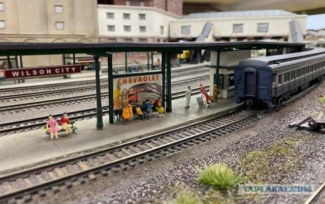 В подвале дома в американском поселке 60 лет строили модель железной дороги. Получилось больше километра путей. Весь этот труд о