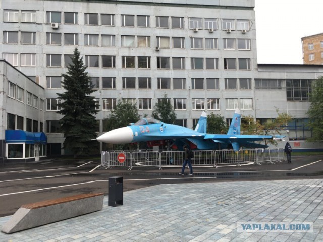 В западных соцсетях завирусился кадр с гигантской ракетой прямо во дворе — речь о памятнике «Союз-У» в Байконуре