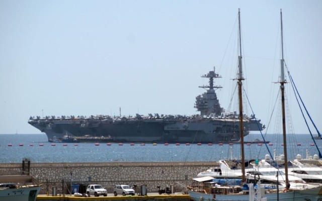 Моряки США подожгли самый большой авианосец в мире...