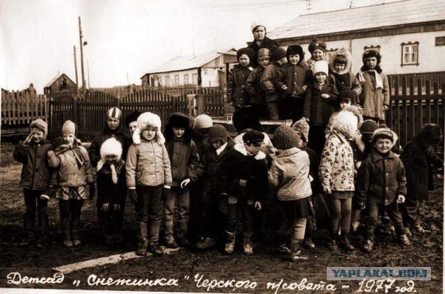 Советский детсад на прогулке