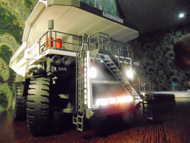 Радиоуправляемая модель карьерного самосвала LIEBHERR T264 Litronic