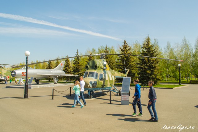 Самолет во дворе