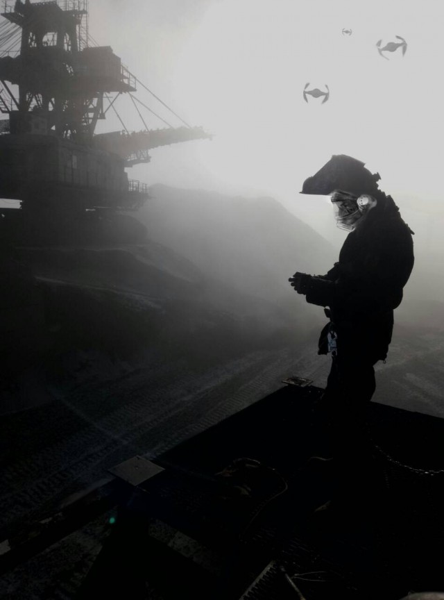 Фото брата на работе похоже на постер к постапокалиптическому фильму