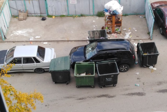 Очередное наглое хамство при парковке. Один уехал, другой встал. И конца этому нет