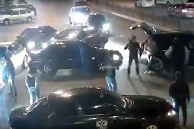 В Калуге группа людей перекрыла машинами дорогу и стала танцевать лезгинку