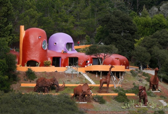 Дом, основой которого стали огромные валуны (Casa do Penedo, Португалия)