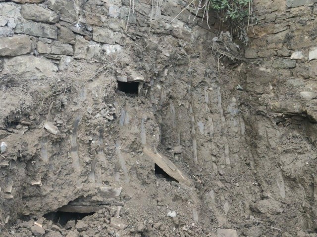 Житель Дагестана обнаружил в своем дворе древние кувшины и скелеты
