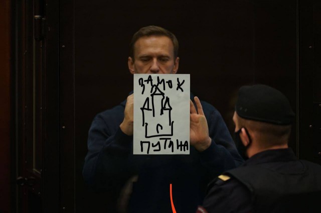 ФСИН просит суд отменить условное наказание Навальному и назначить ему 3 года 6 месяцев колонии, а также штраф в 500 000 рублей