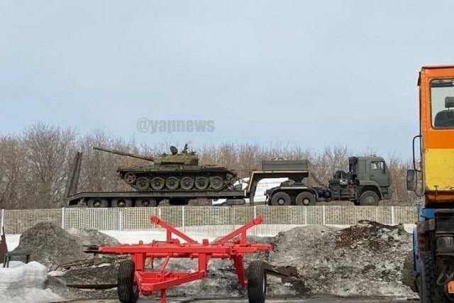 Танк распорол дулом фуру на трассе под Новосибирском
