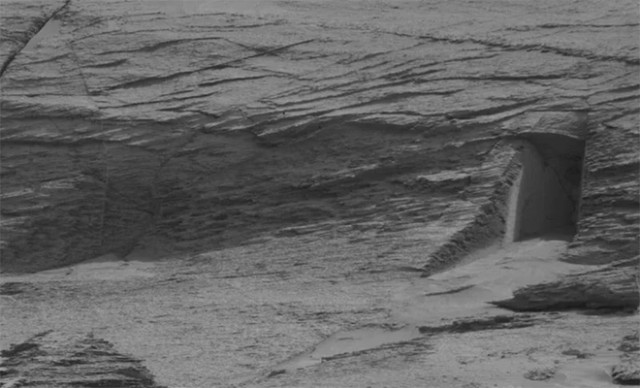 Марсоход Curiosity сфотографировал похожий на рукотворный «вход» в скалу