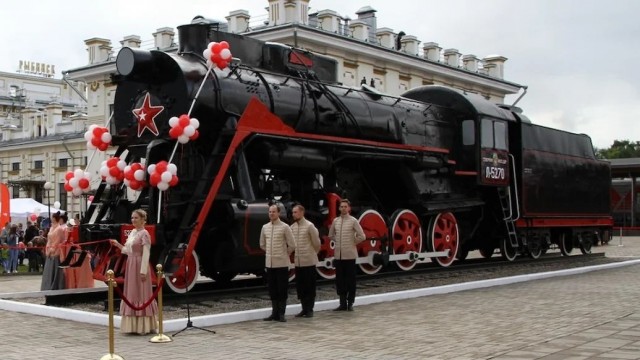 Памятник паровозу