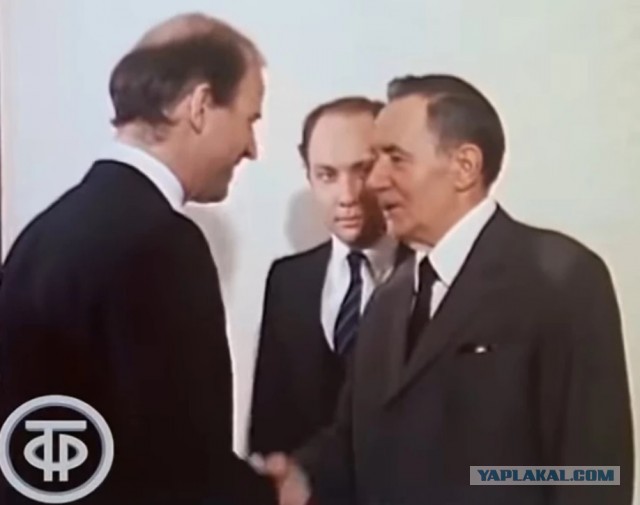 Бидон во время церемонии награждения решил не заканчивать процесс и внезапно свалил, бросив деда одного