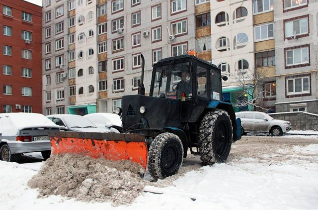 Лёгким движением зимы шестиполосная дорога...