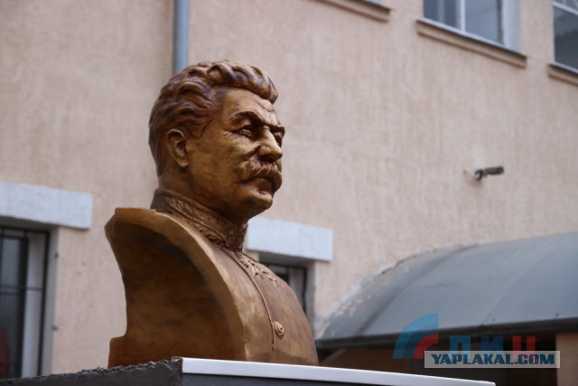 В Луганске открыли памятник Сталину