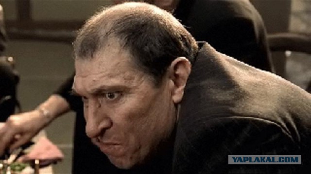 Ешь палочками, как все нормальные люди, и не вы*бывайся".