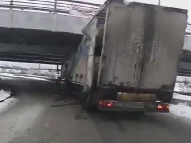 Подборка фоток под мостом глупости в Питере