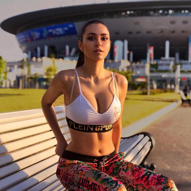 Красивые девушки в узеньких штанишках